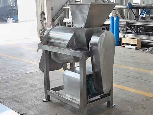 萵苣與蘋果用榨汁機(jī)榨出來(lái)的口感很佳 